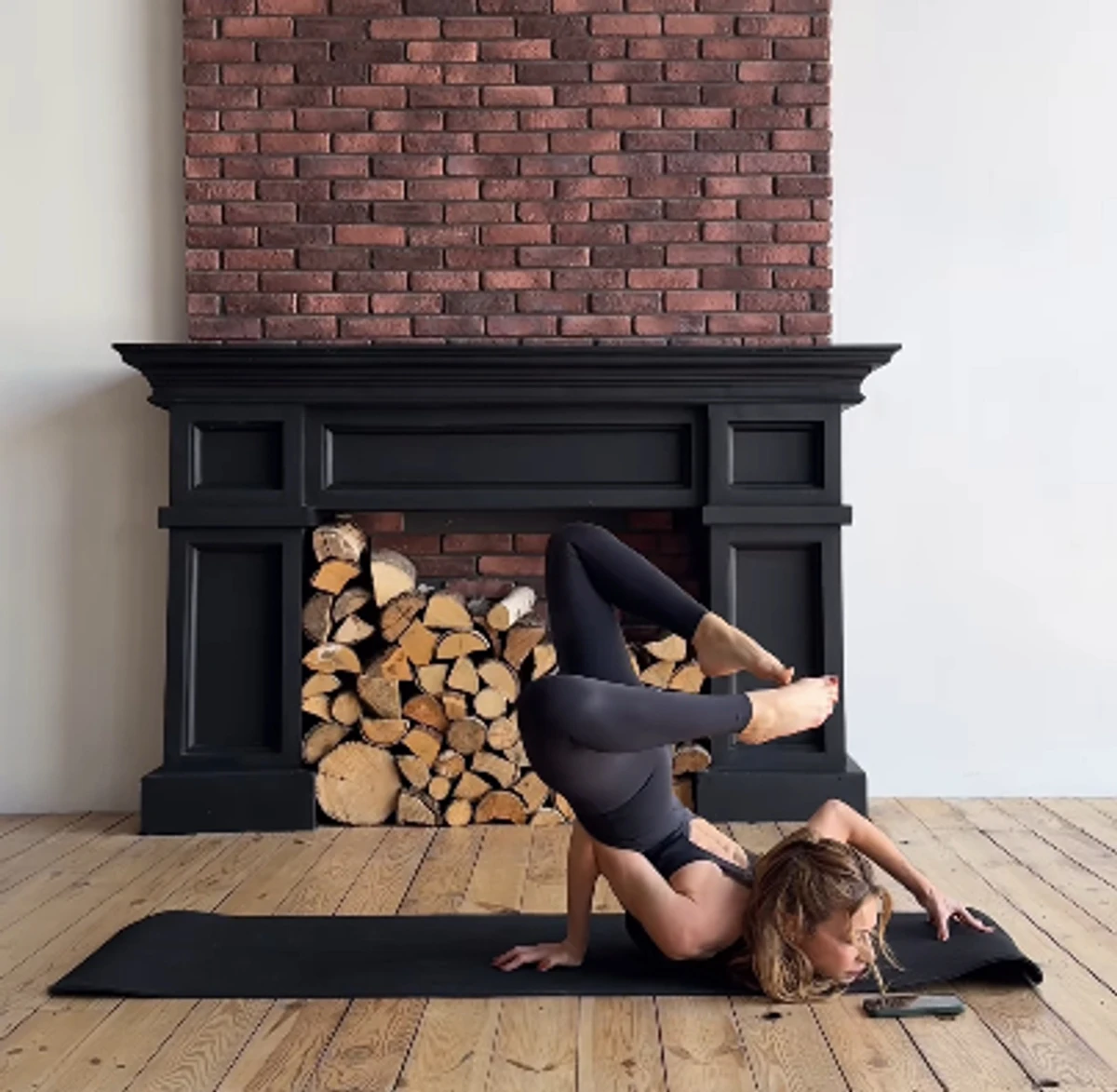 Кароль показалася під час виконання складної асани з йоги