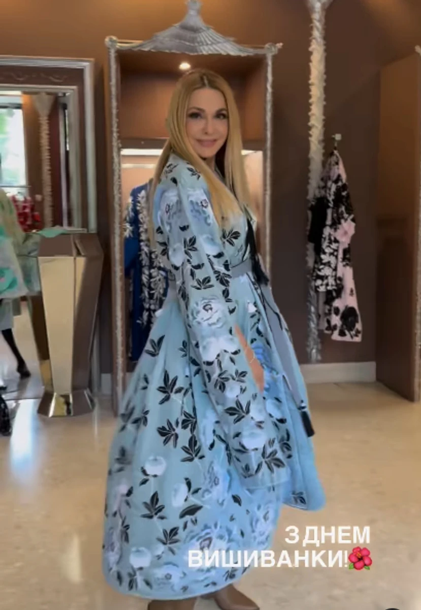 Ольга Сумська покрутилася у блакитній вишиванці