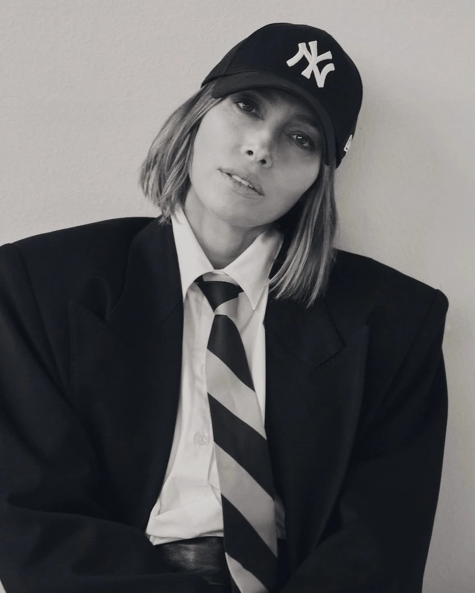 Дружина Тімберлейка в кепці та краватці попозувала для глянцю