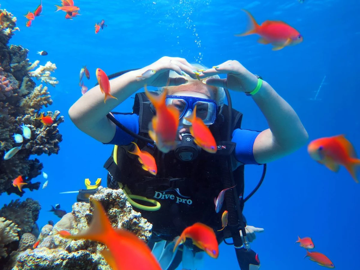 Камалія з аквалангом під водою