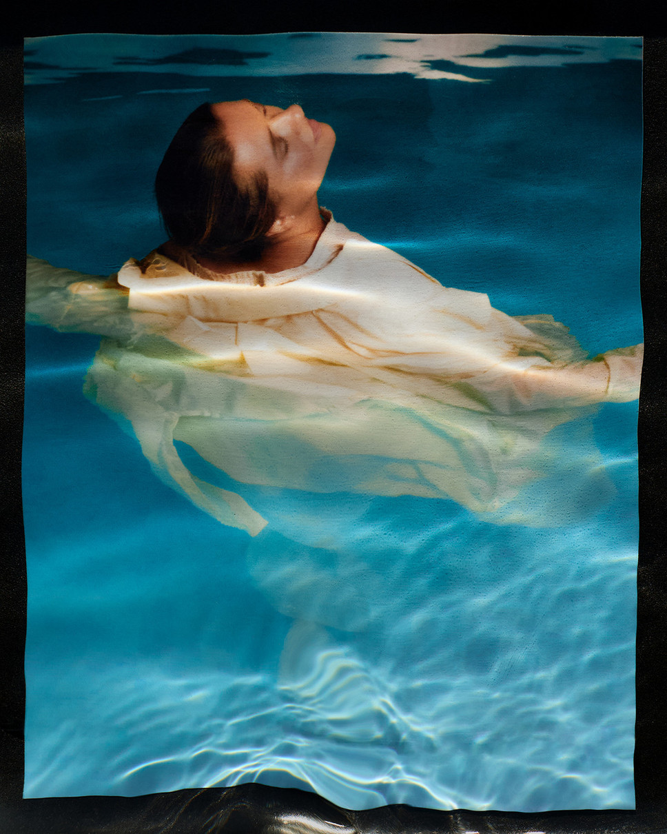 Наталія Могилевська у сорочці попозувала у басейні для журналу