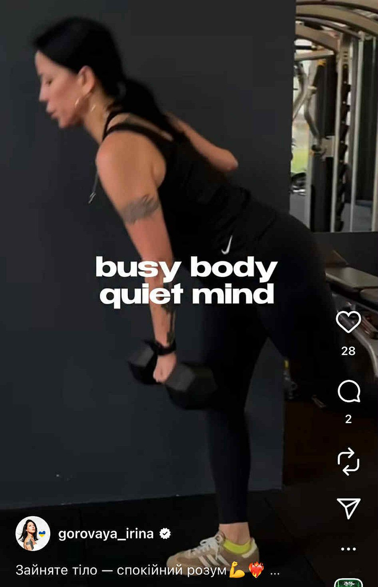 Горова у спортзалі з гантелями