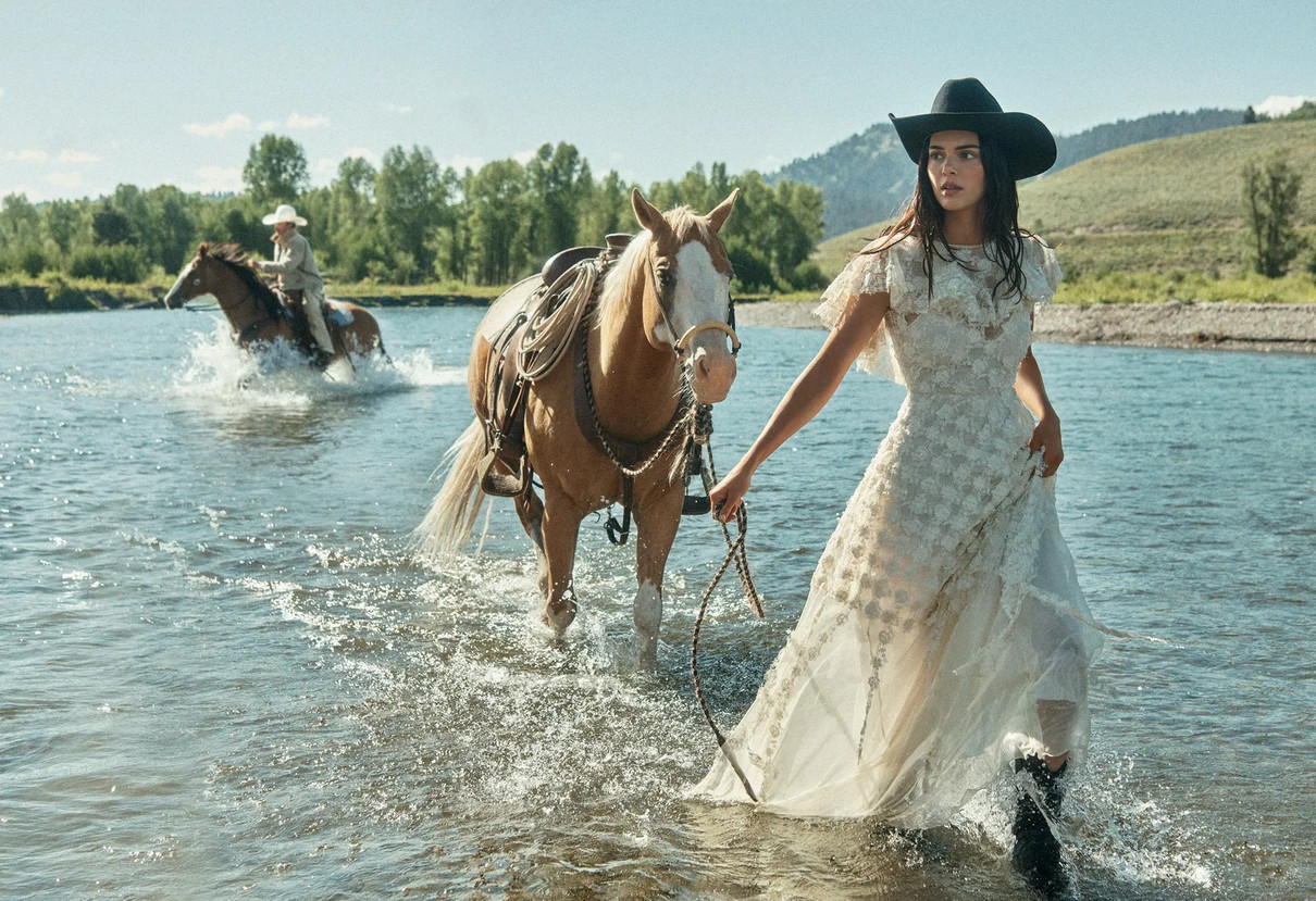 Кендалл Дженнер у сукні попозувала з конем у воді для глянцю