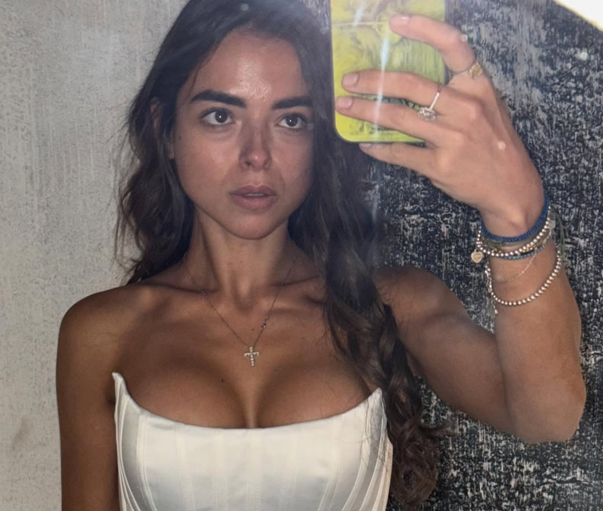 Соня Морозюк зробила селфі у дзеркало