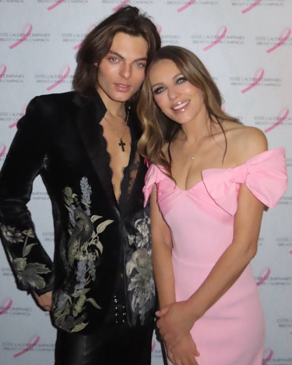 Елізабет Херлі з декольте притулилася до сина на заході