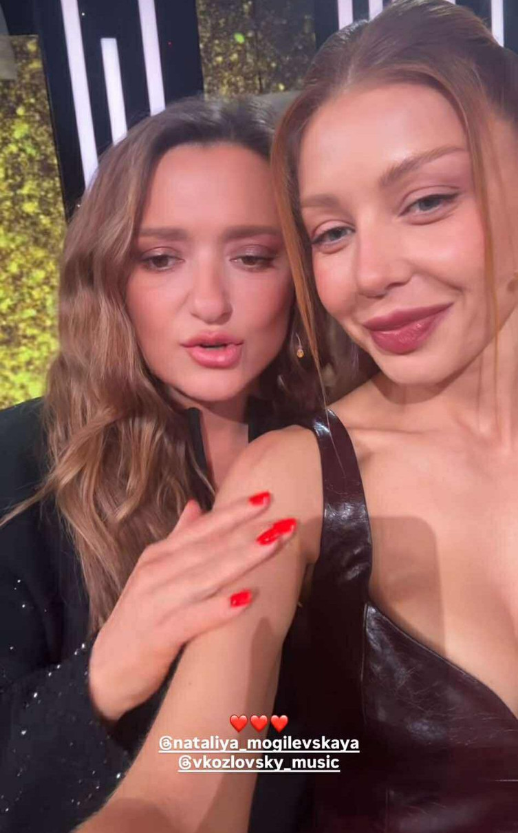 Могилевська гладить Кароль