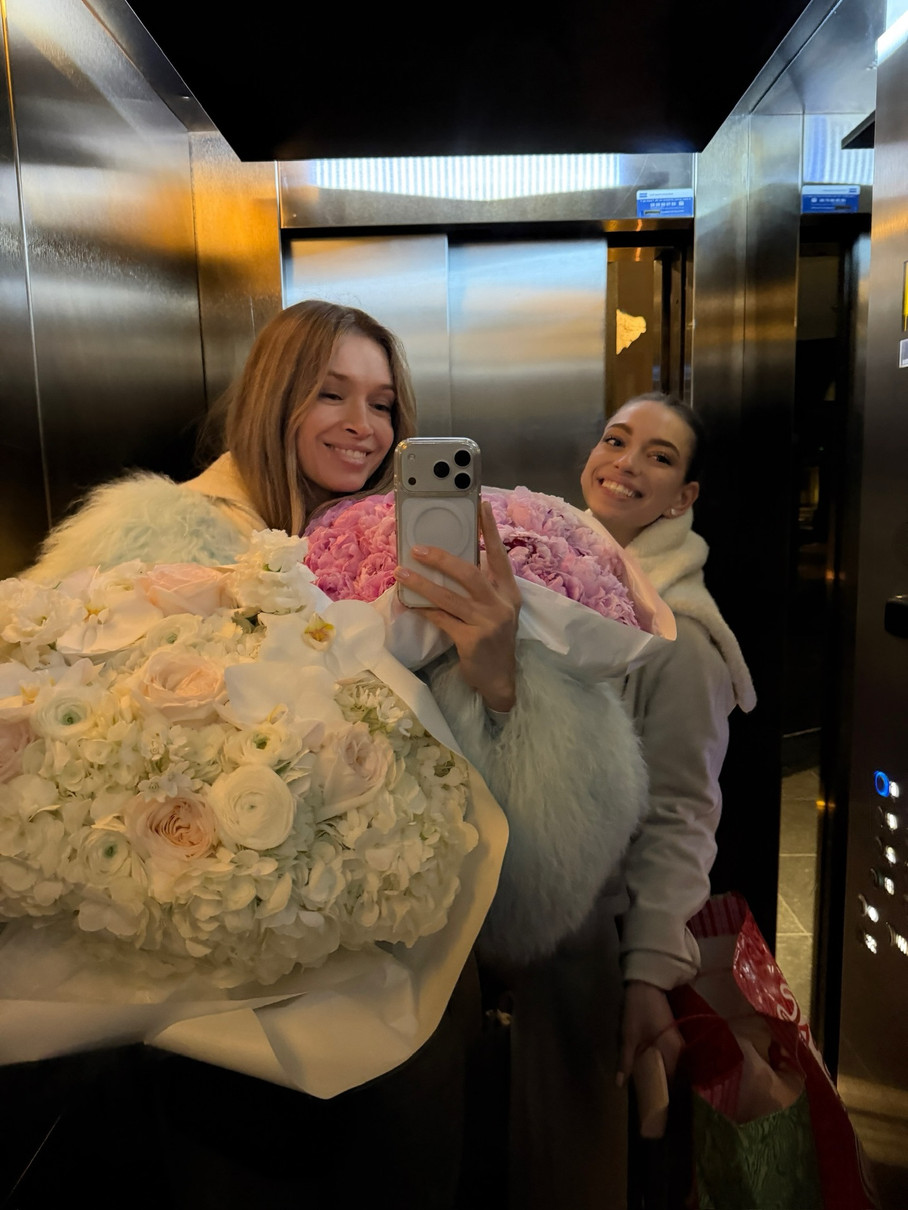 Брежнєва з дочкою в ліфті