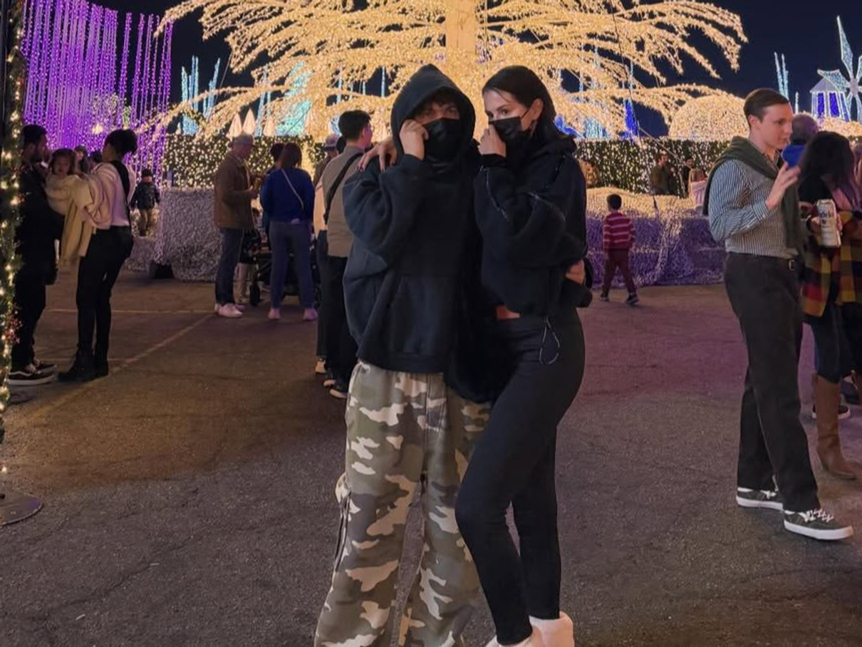 Селена Гомес у лосинах притулилася до чоловіка святковій прогулянці