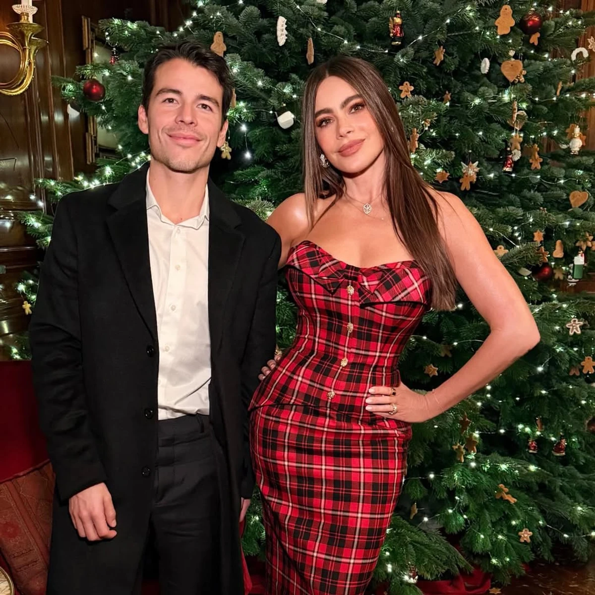 Софія Вергара в обтислій сукні попозувала з сином біля ялинки на Різдво