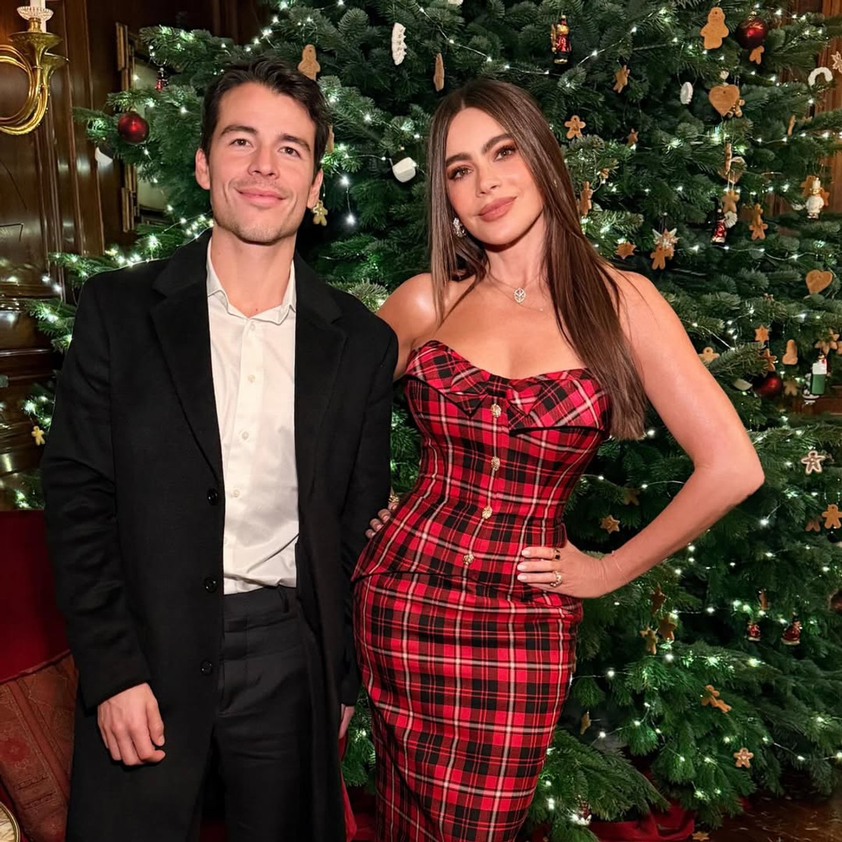 Софія Вергара в обтислій сукні попозувала з сином біля ялинки на Різдво