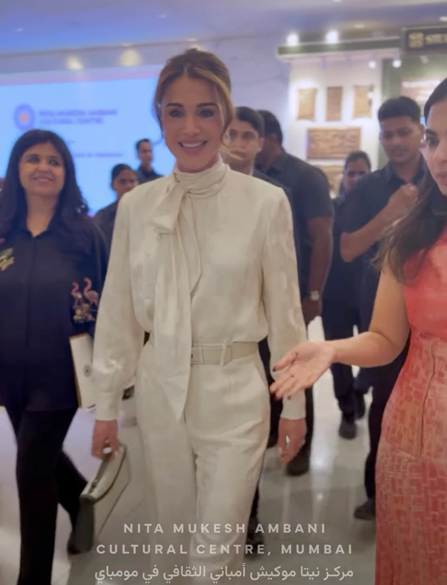 Королева Йорданії Ранія вигуляла ніжний костюм в Мумбаї