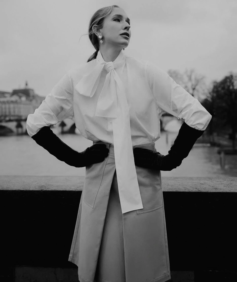 Катерина Осадча у сорочці з бантом ефектно попозувала у Парижі