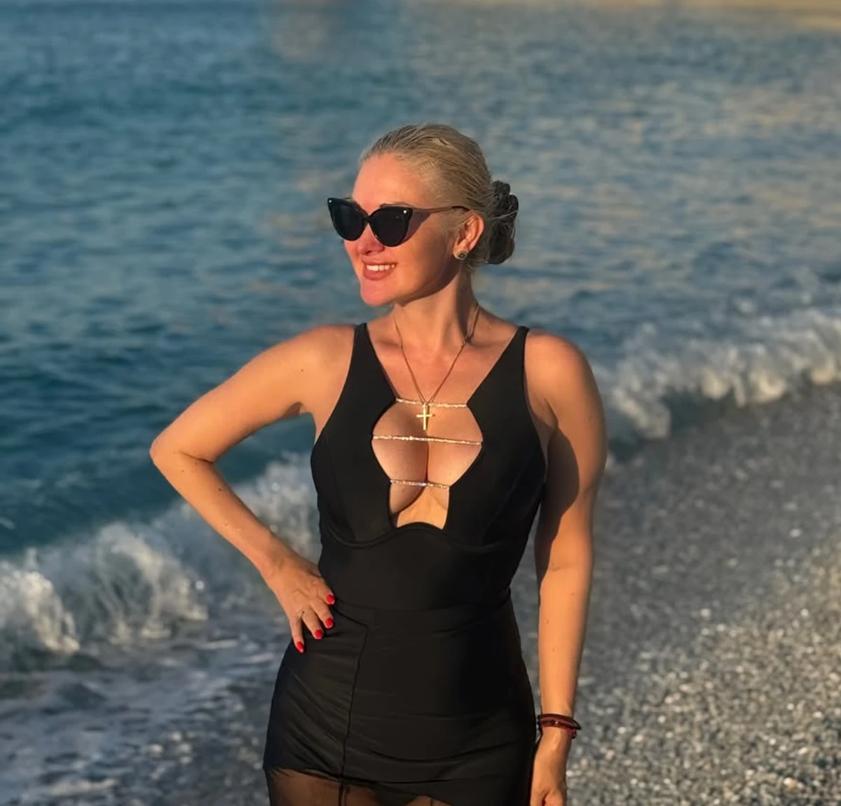 Катерина Бужинська у купальнику з глибоким декольте показала бюст - фото