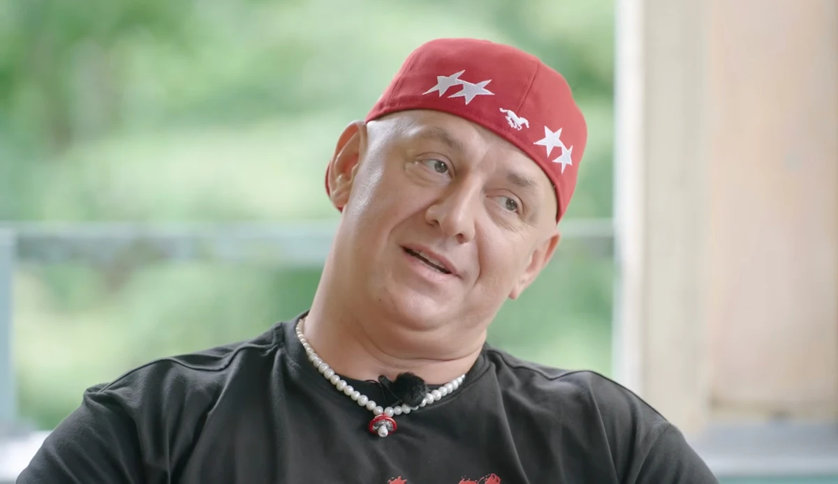 Коли у репера поцікавилися його словами Юрію Дудю про інших жінок у його житті, він відповів просто, що це так зчитала публіка, а він сам не мав на увазі нічого такого
