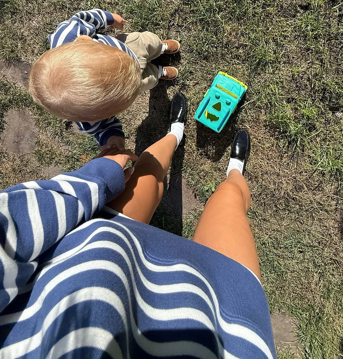 Леся Нікітюк попозувала з сином за ручку на природі