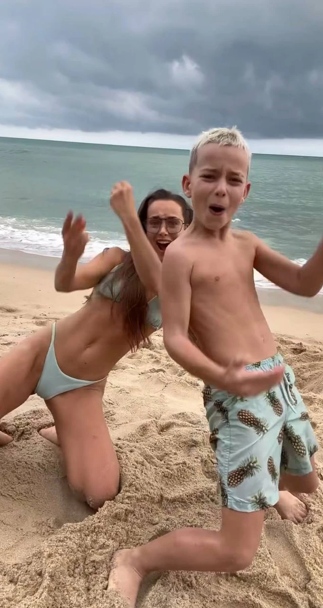 Ксенія та Платон показали веселощі на узбережжі