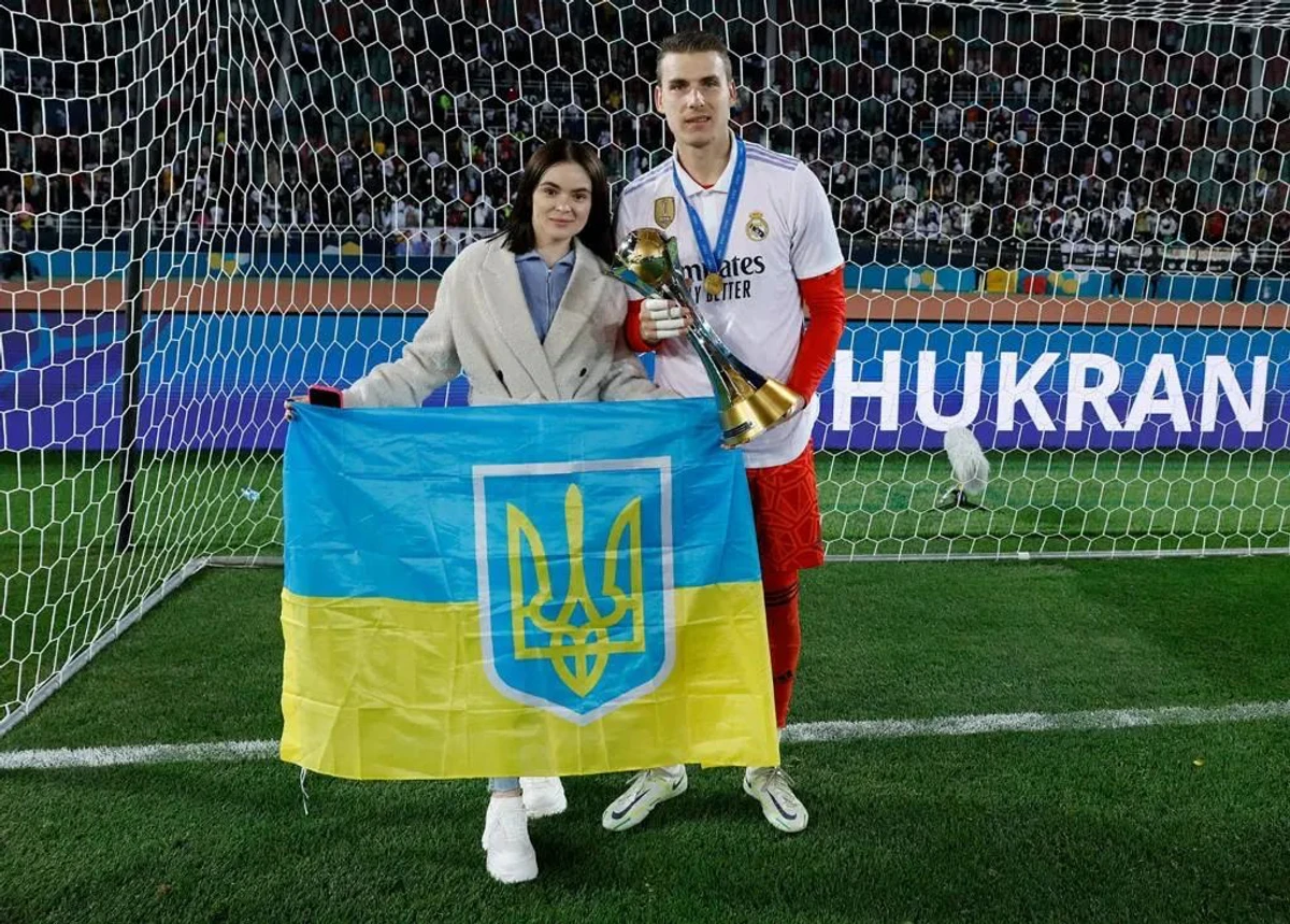 Після повномасштабного вторгнення як Лунін, так і його дружина почали вести соцмережі українською