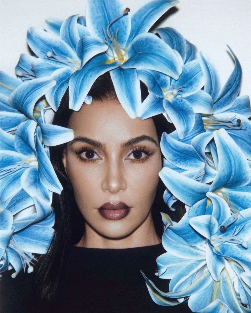 Кардашян прикрасили блакитними квітами