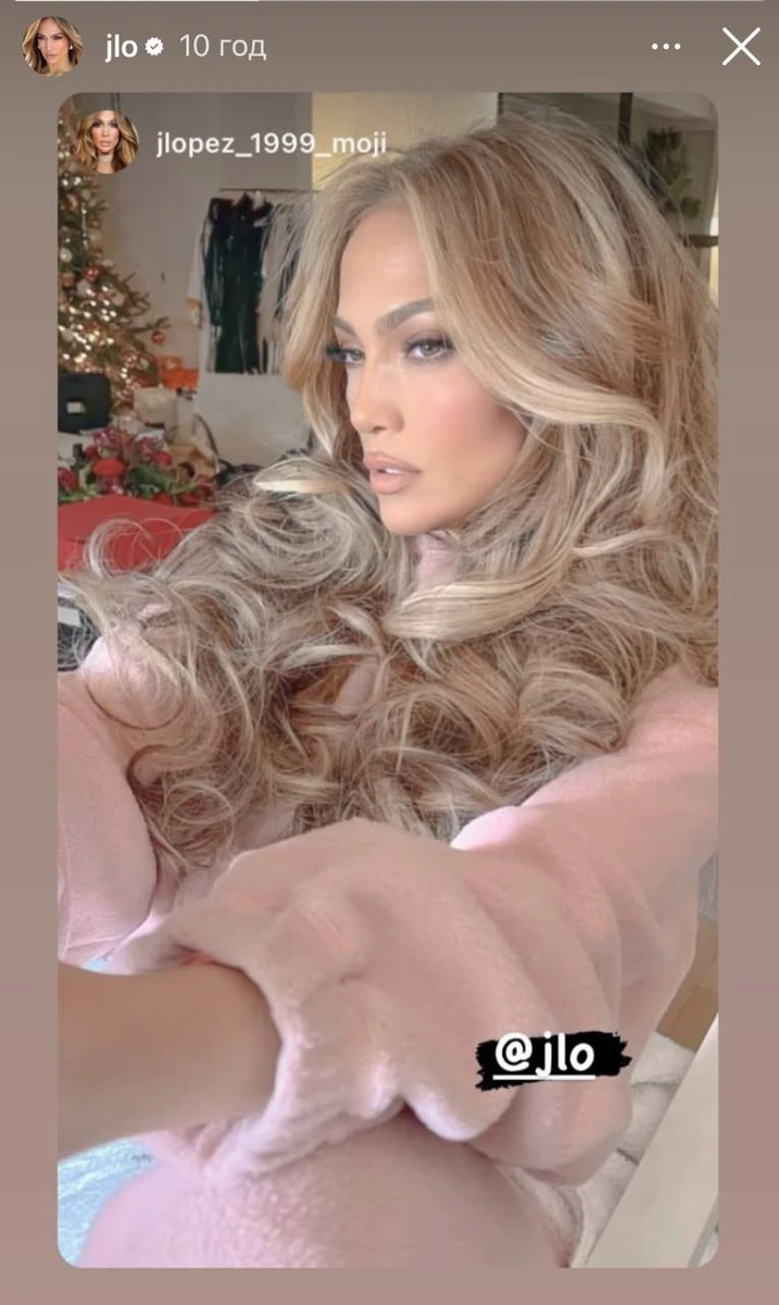 Дженніфер Лопес робить селфі