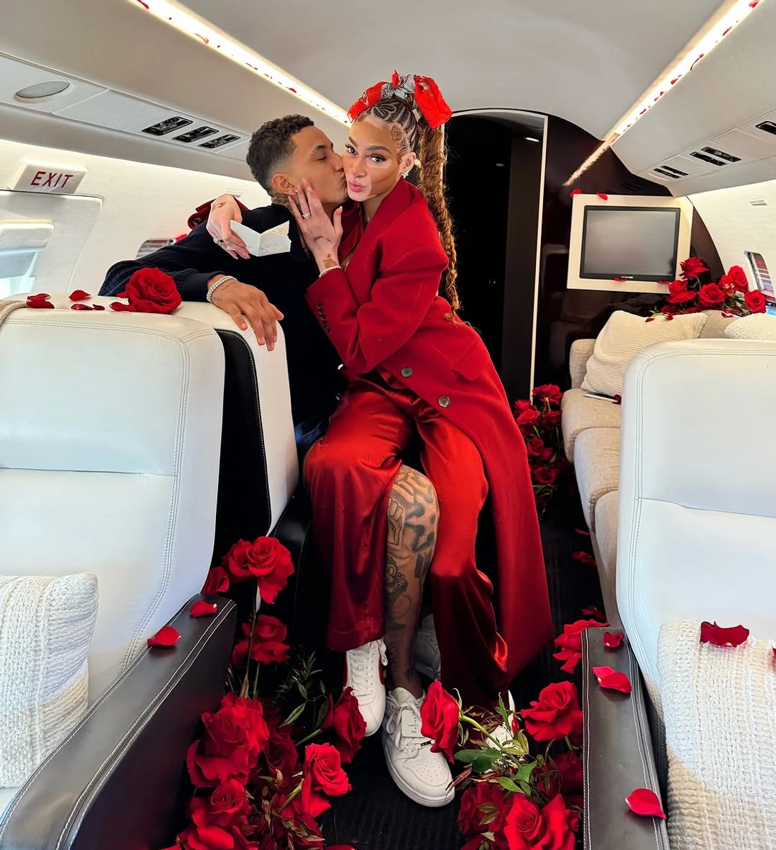 Модель Вінні Харлоу заручилася з баскетболістом