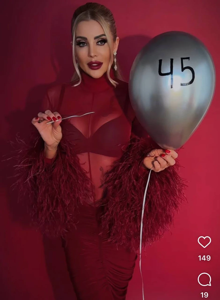 Валерія Крук у бургунді ефектно зустріла 45