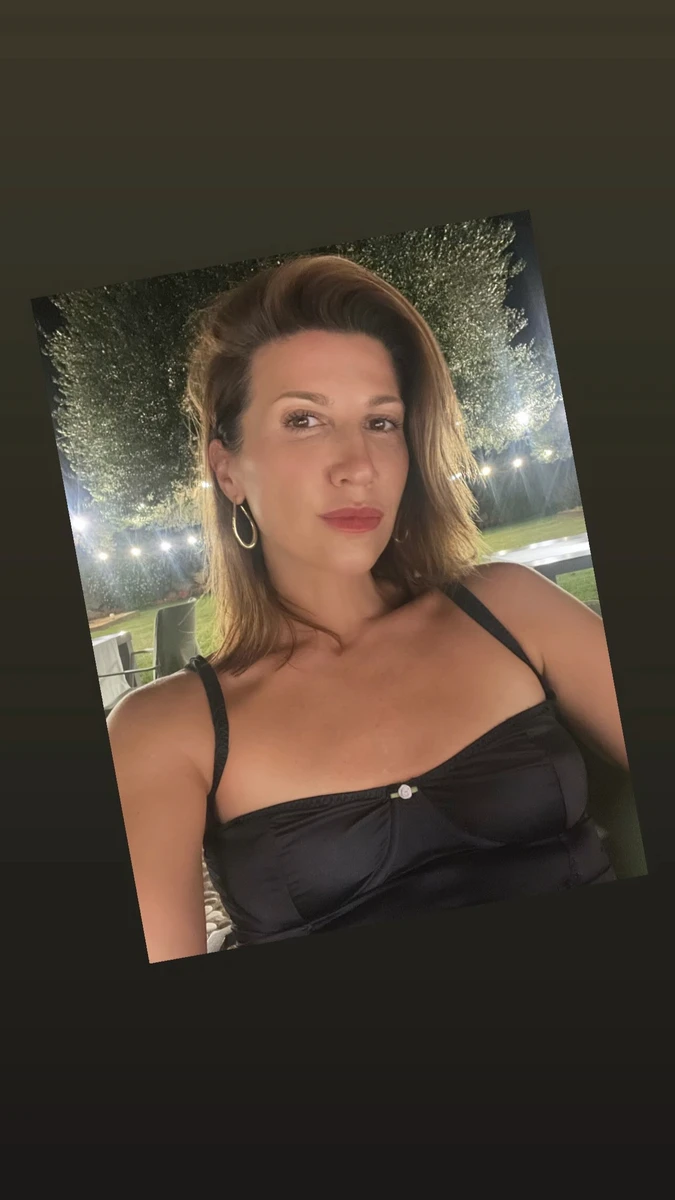 Аніта Луценко у декольтованому топі попозувала в Іспанії