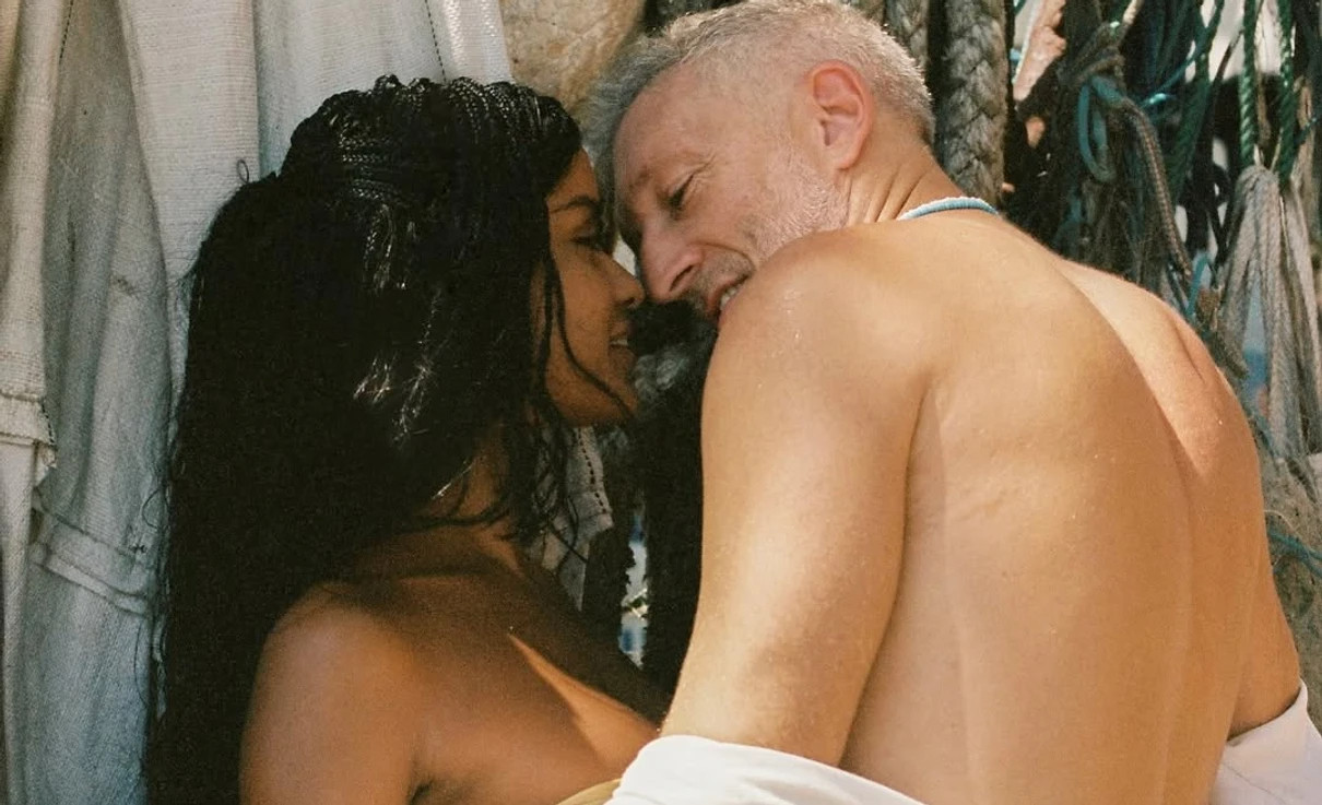 Венсан Кассель разом з дівчиною