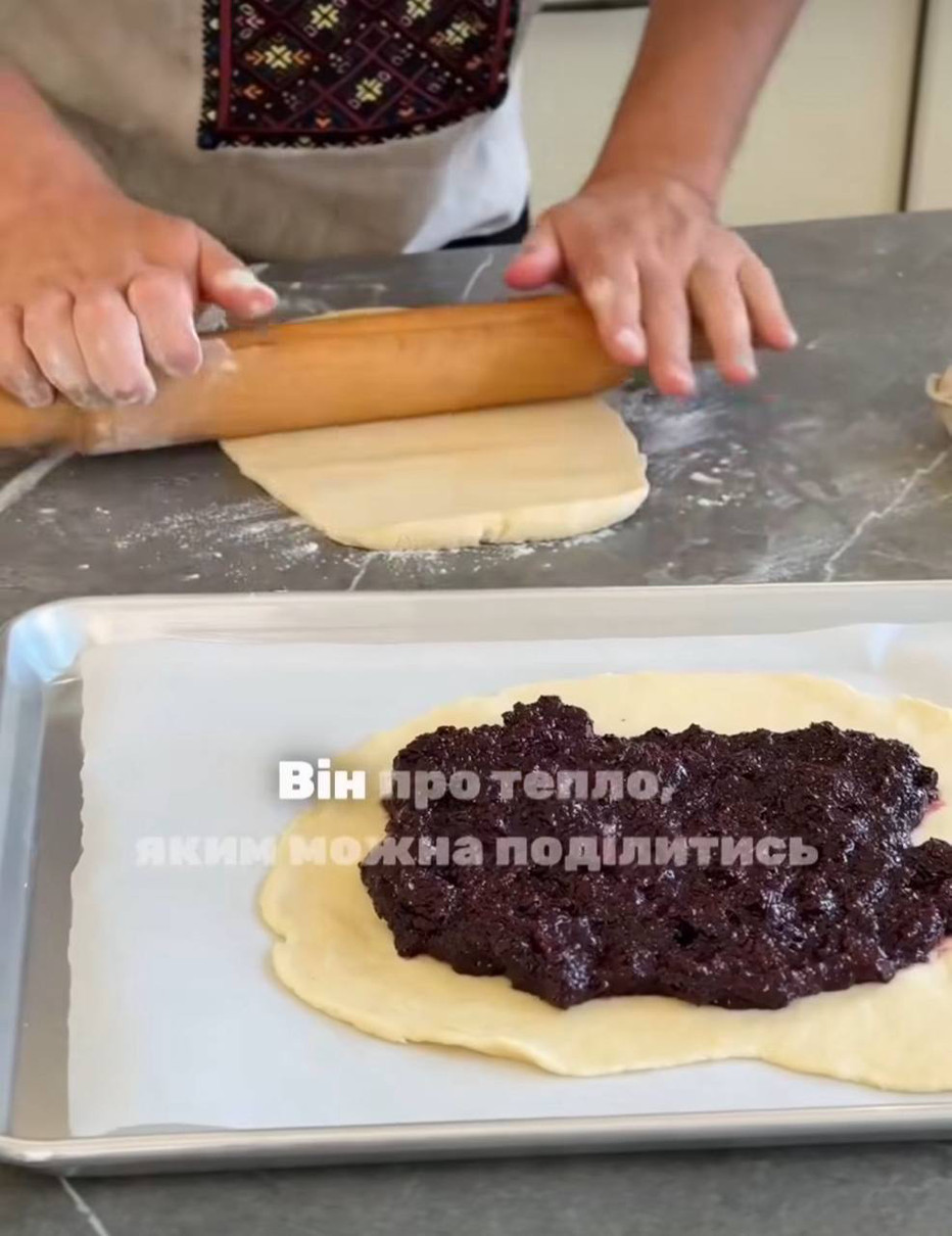 Слід викласти начинку саме так, як на фото, а далі накрити ще одним шаром тіста