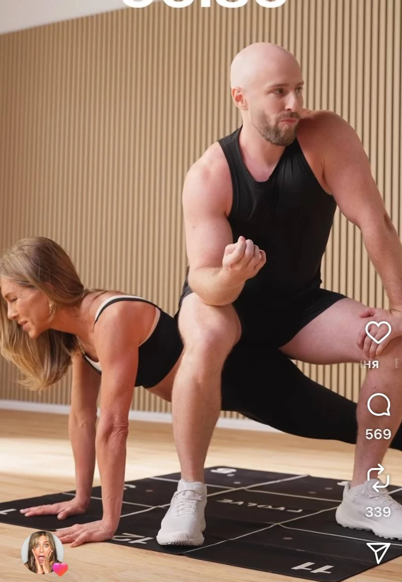 Дженніфер Еністон постояла у планці