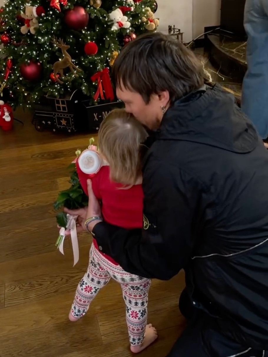 Олександр Усик мило поцілував дочку біля ялинки