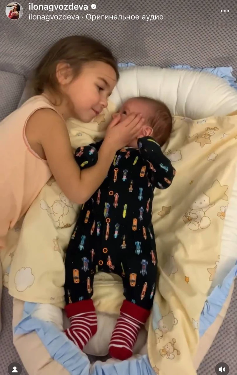 На знімку Рія з молодшим братиком