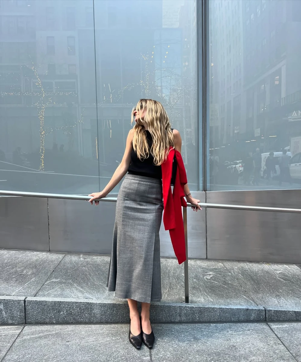 Сіра спідниця 2025