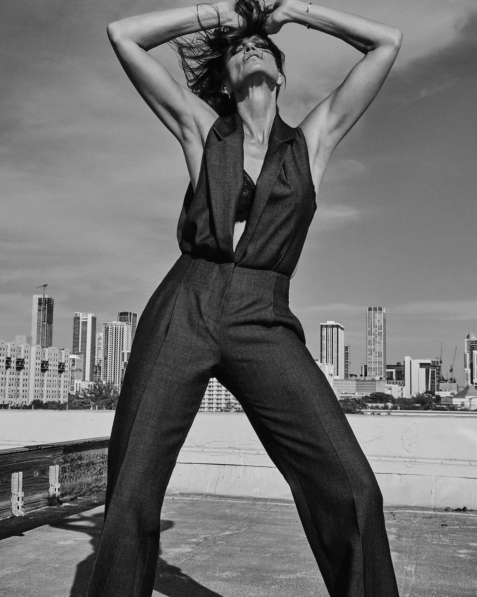 Сінді Кроуфорд ефектно знялася для глянцю