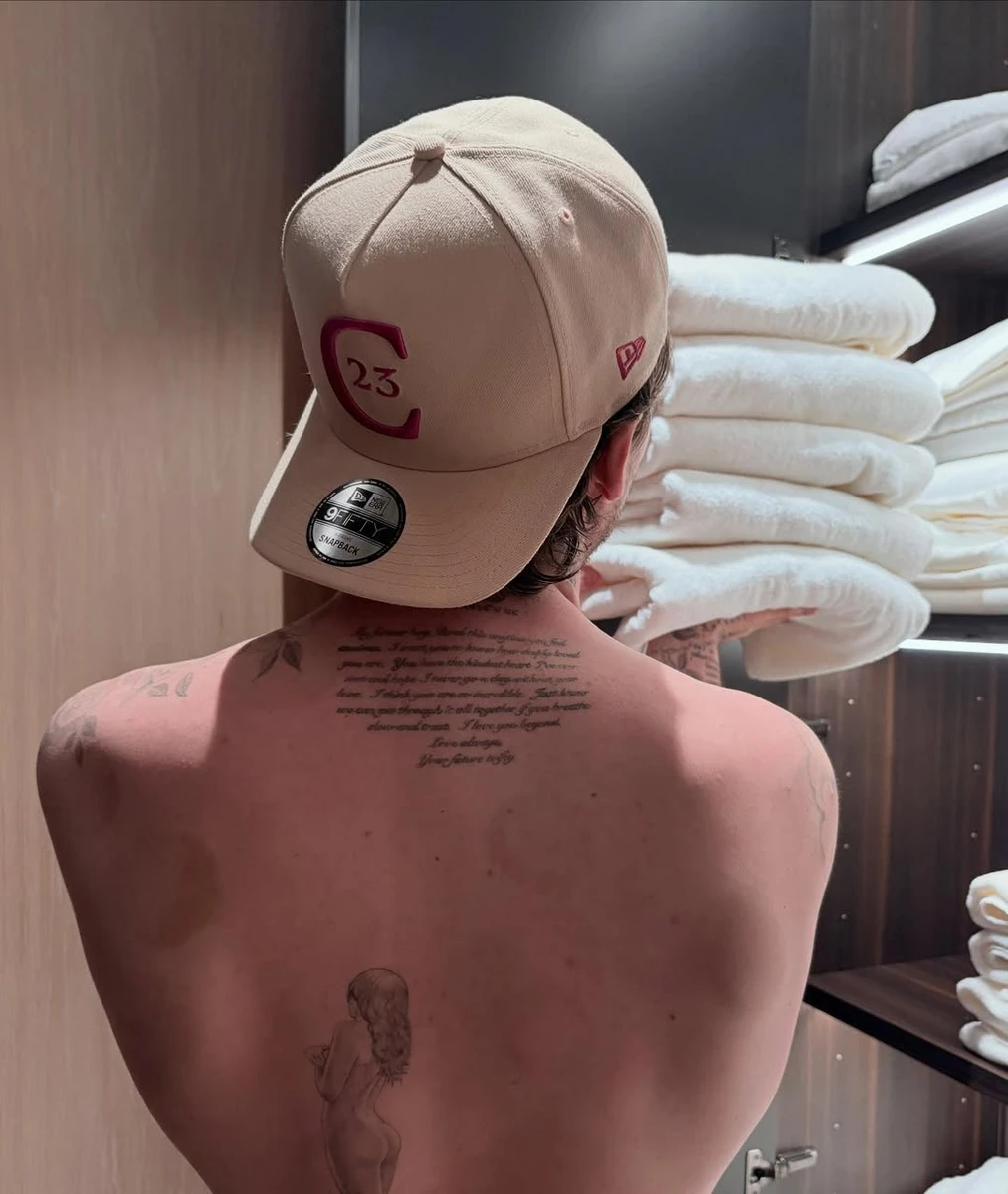 Син Бекхемів показав тату на спині для своєї дружини