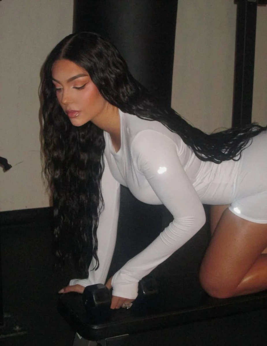 Джорджина Родрігес із гантелями