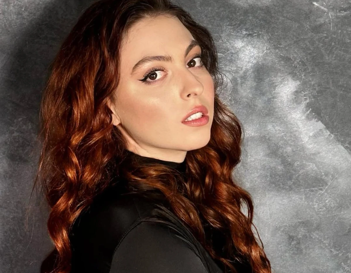 Маша Полякова позує для фото