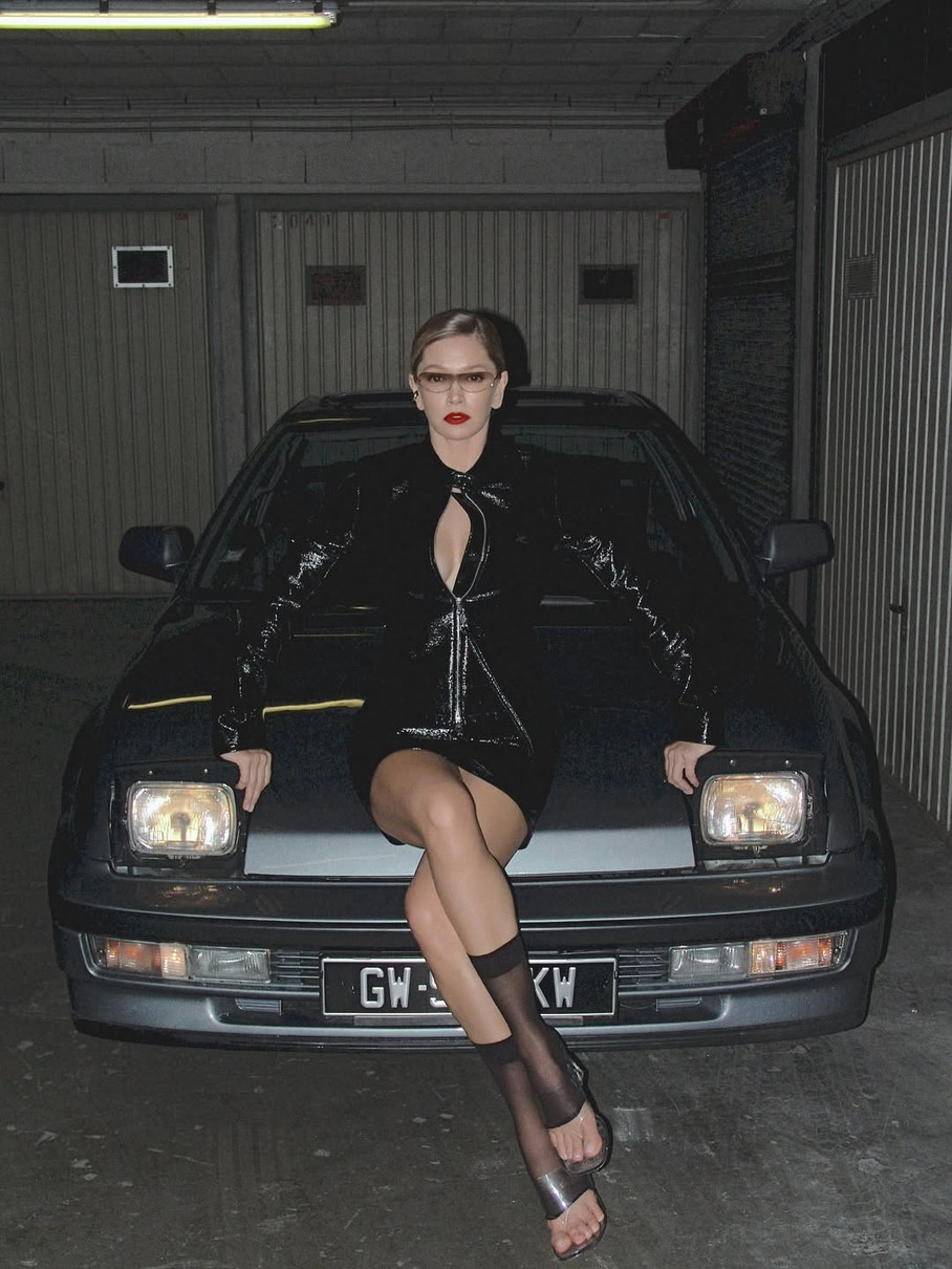 Віра Брежнєва у мініспідниці посиділа на машині для фото