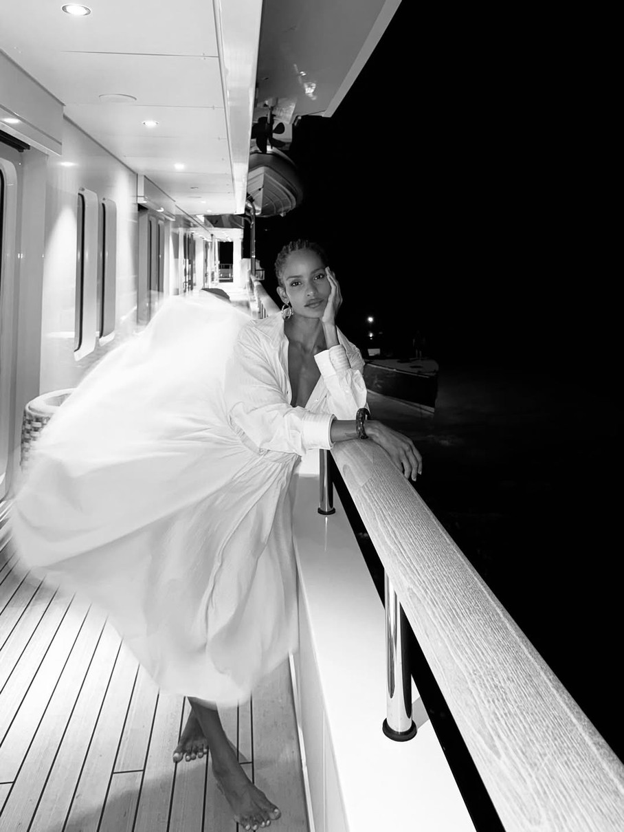 Кохана Касселя у ніжній сукні ефектно попозувала на яхті