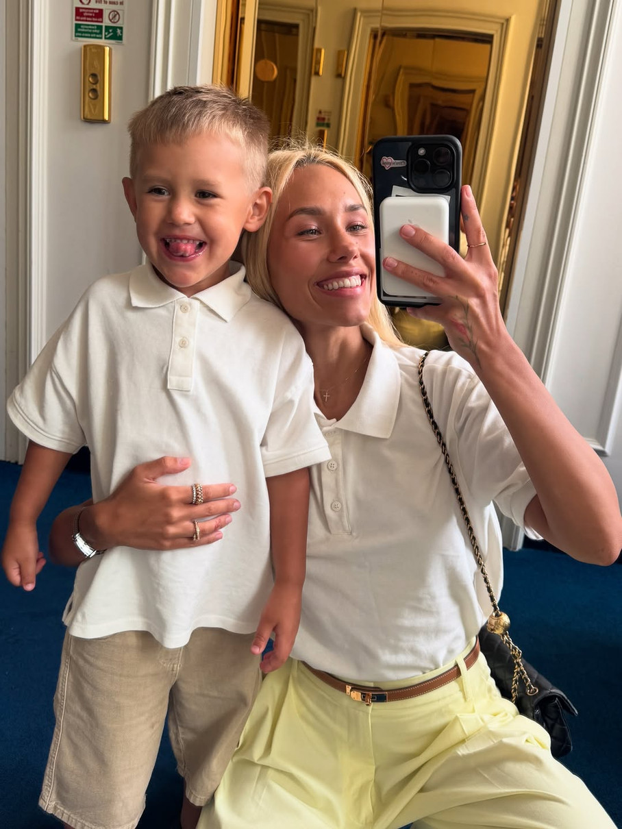 Даша Квіткова весело попозувала з сином в парних луках