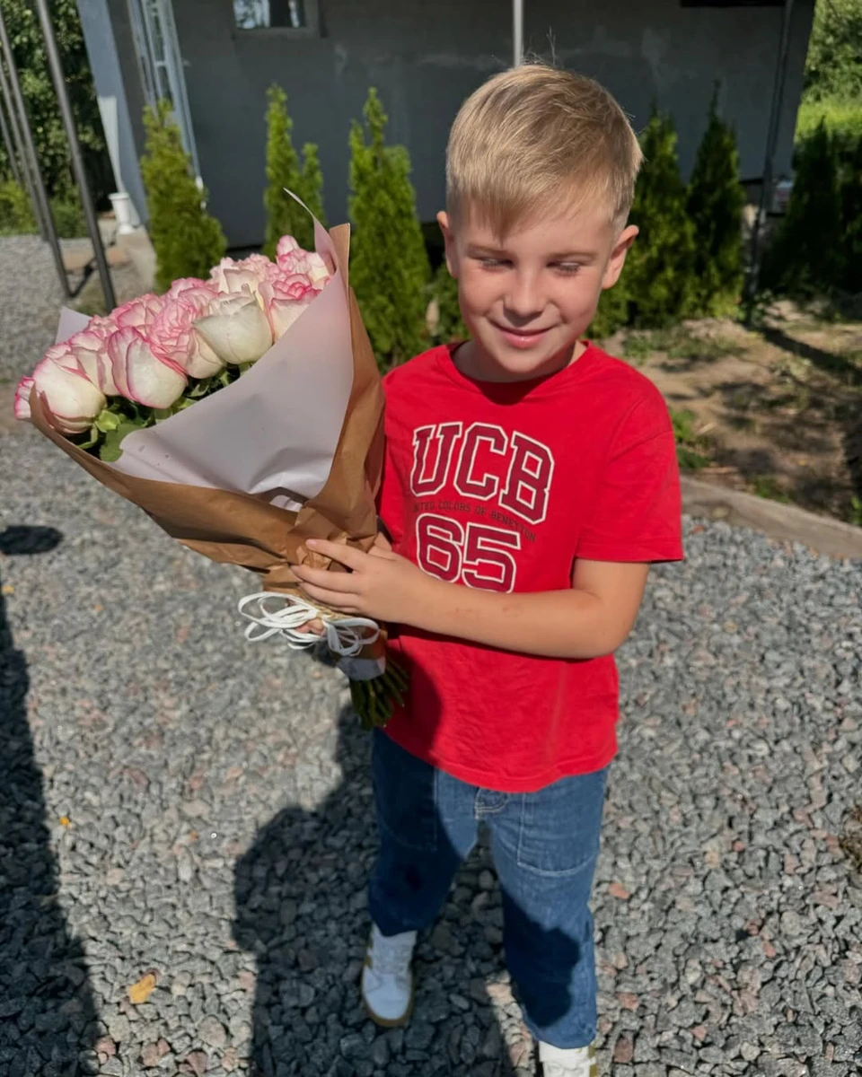 Син Сергія Танчинця з квітами показався на побаченні