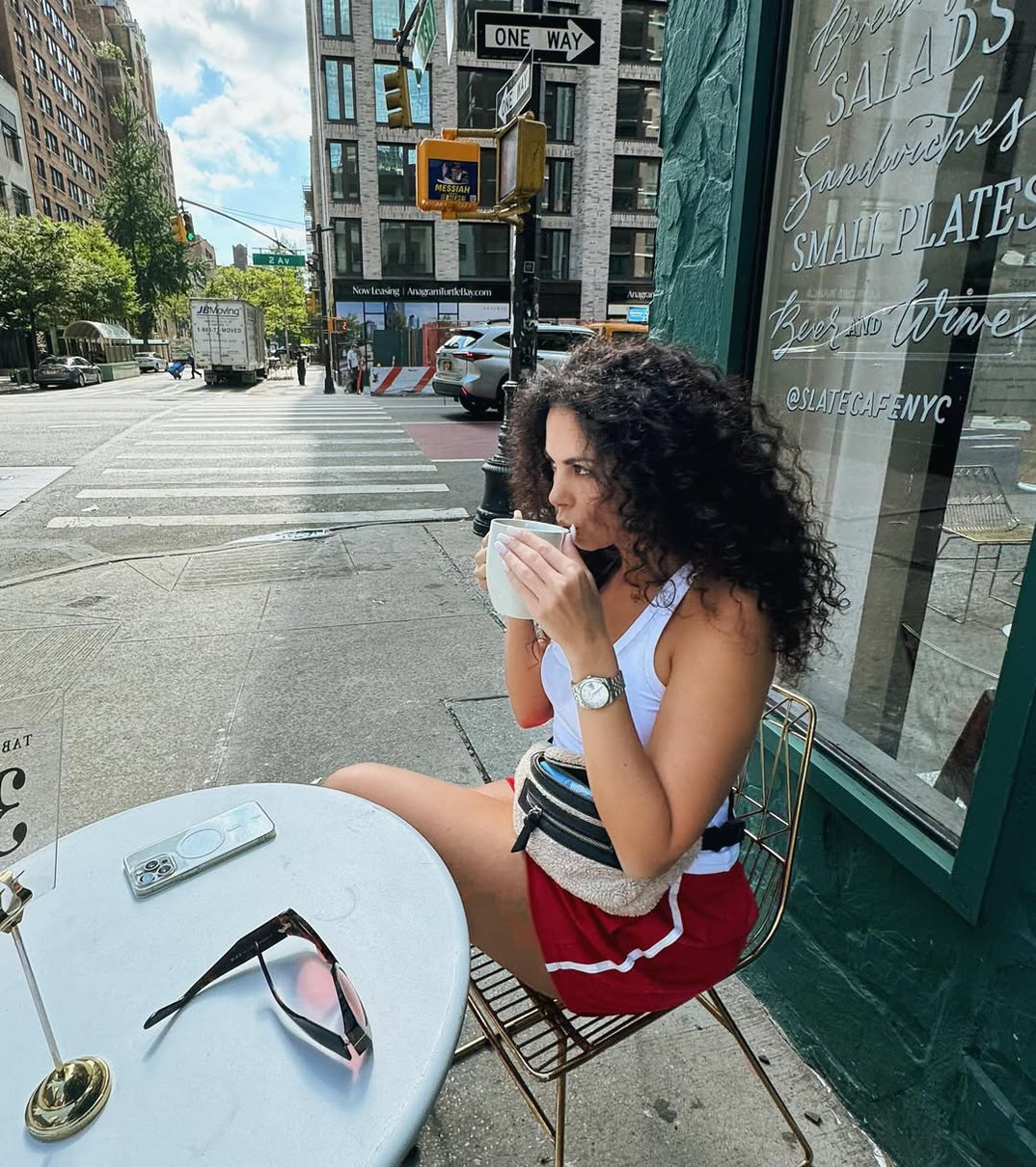 Настя Каменських у шортах і майці попозувала в кафе у Нью-Йорку