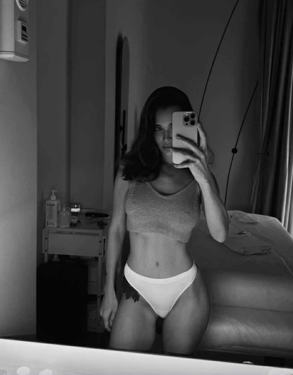 Саша Бо заселфилася в спідньому