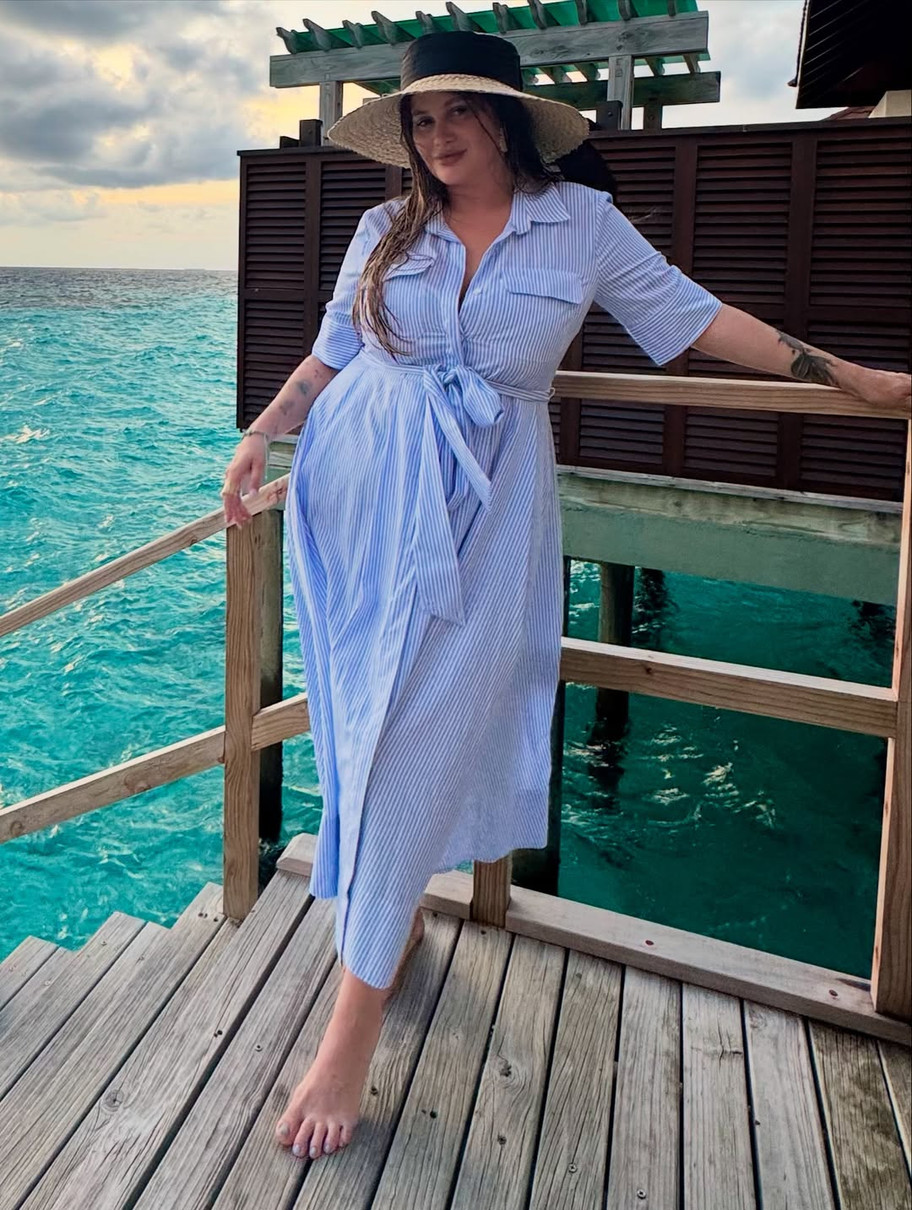 Алла Волкова на тлі моря