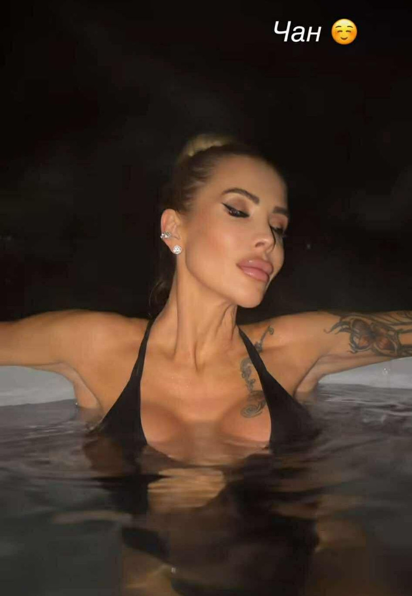 Крук випнула груди в купальнику