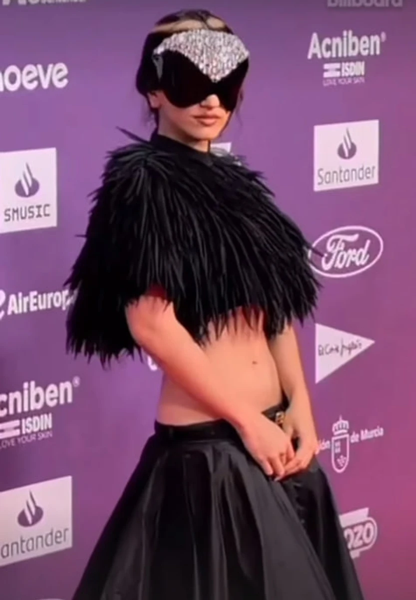 Співачка Rosalia попозувала перед камерами