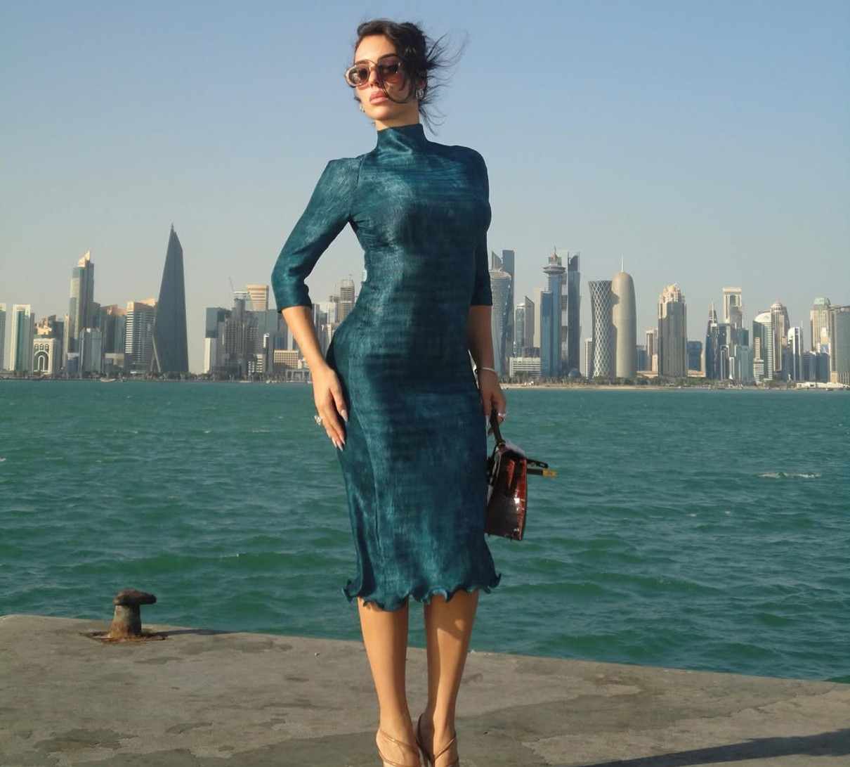 Наречена Роналду в Катарі похвалилася ласими формами в обтислій сукні