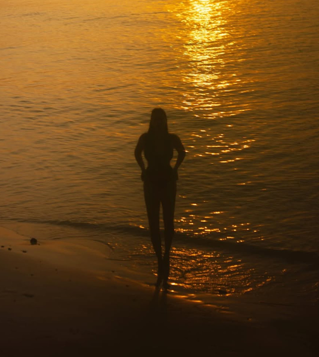 Дружина Усика у купальнику похвалилася тілом у морі