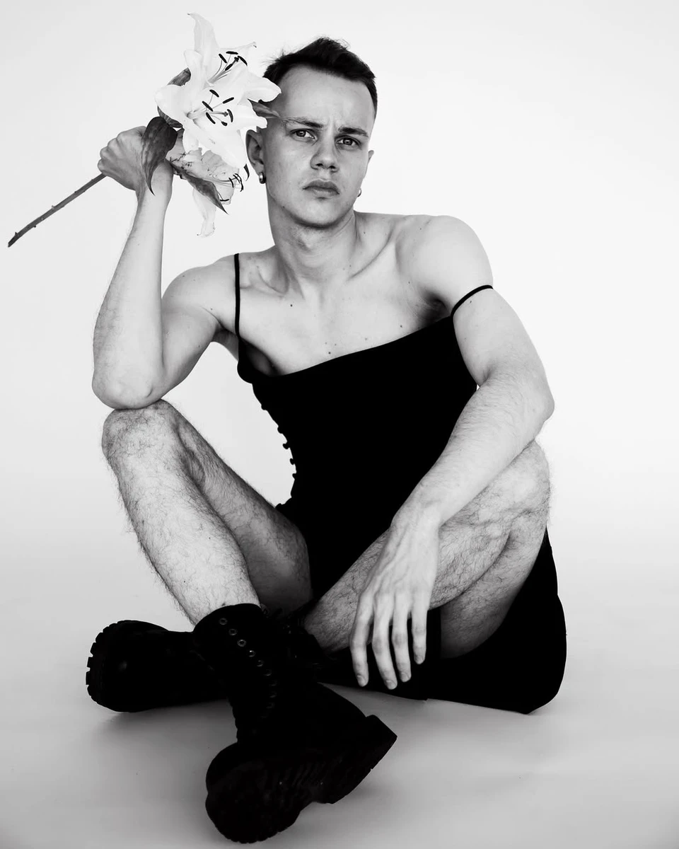 Іван Білаш для фото у сукні