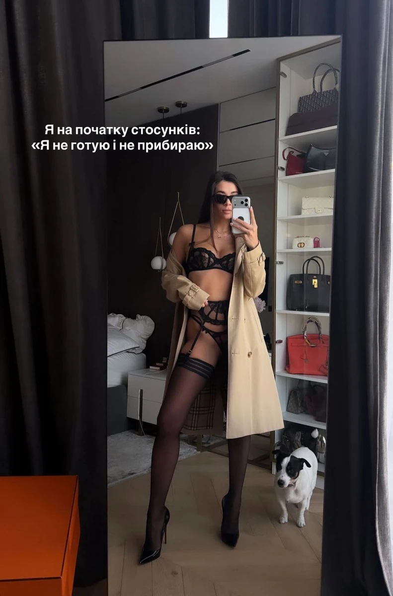 Анна Неплях в білизні і плащі