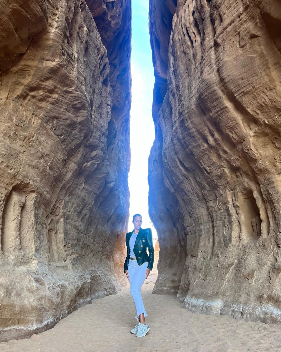 Третій лук від Родрігес – скінні, футболка та шкіряний жакет